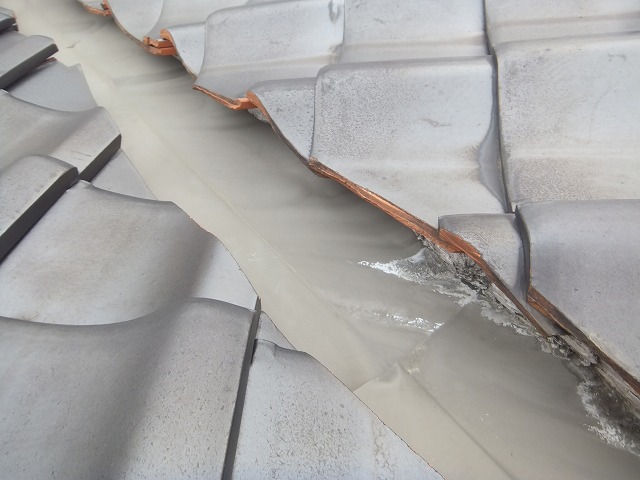 不具合の生じやすい谷板金